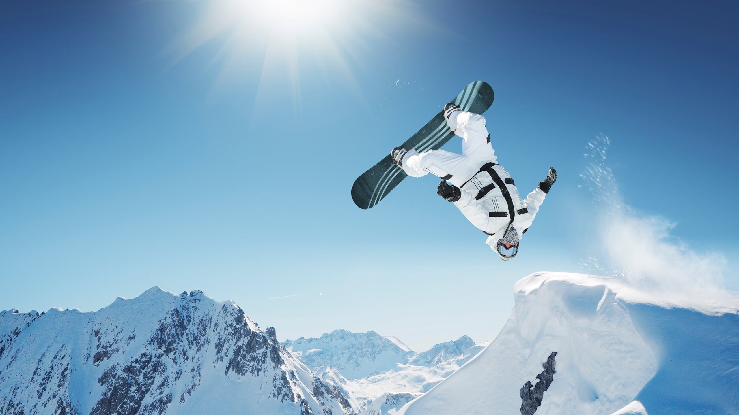 F1新赛季揭幕战之夜,范弗利特关键战不手软,当赛道成为意志的试金石